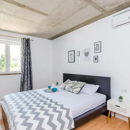 Appartement Majkovica - Four Bedroom With Terrace And Swimming Pool *