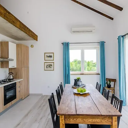 Majkovica - Four Bedroom With Terrace And Swimming Pool * Gromaca
