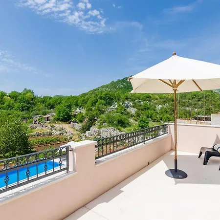 Majkovica - Four Bedroom With Terrace And Swimming Pool * Gromaca
