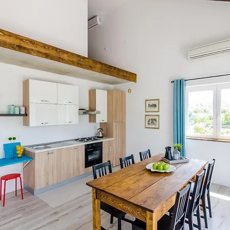 Majkovica - Four Bedroom With Terrace And Swimming Pool 아파트 *