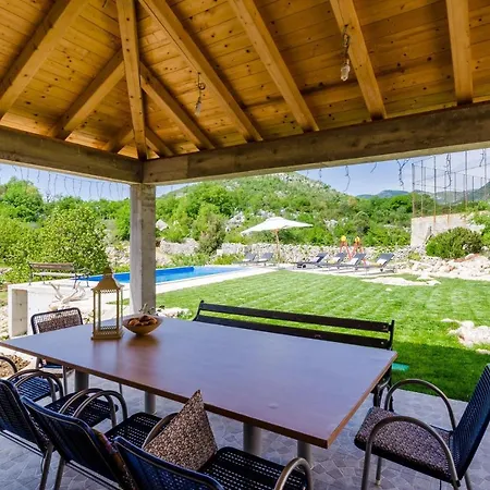 Majkovica - Four Bedroom With Terrace And Swimming Pool Gromaca
